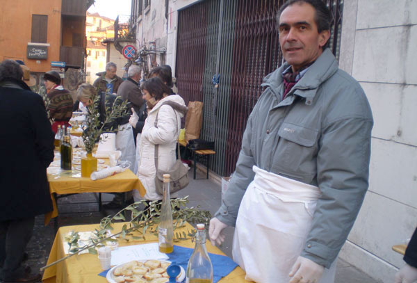 Una bancarella di degustazione in Via Angarano