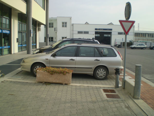 Lo stop con fioriera di Via Bortolo Sacchi