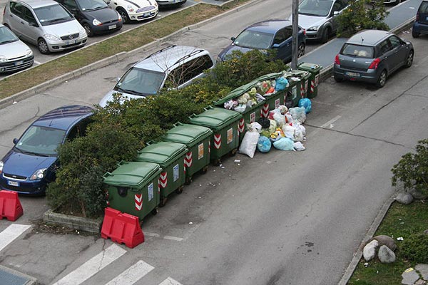 Le immondizie a cielo aperto di Largo Parolini