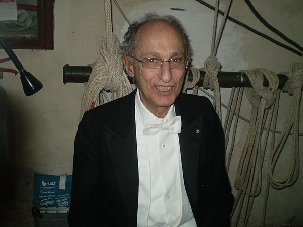 Il maestro Claudio Scimone dietro le quinte del Teatro Astra