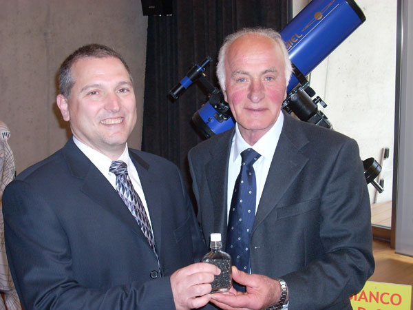 Il prof. Barry G. Goldstein della NASA riceve dal presidente Bizzotto i semi di asparago da piantare su Marte