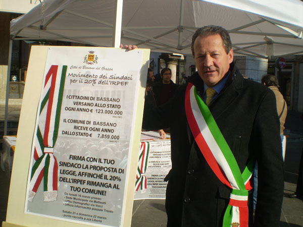 Il sindaco Biizzotto davanti al gazebo per le firme a sostegno del "20 per cento"