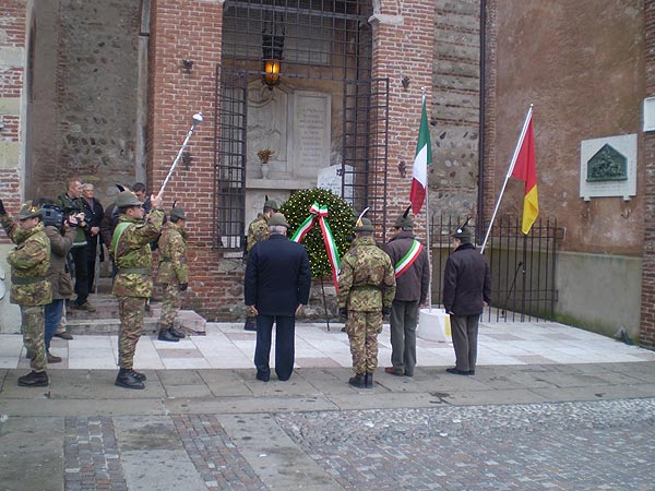 Sul Ponte degli Alpini la "stecca" saluta Bassano