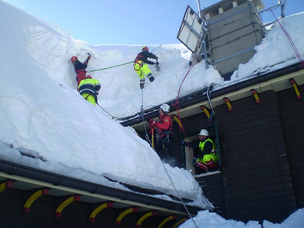 I volontari della Protezione Civile e del Soccorso Alpino di Crespano in azione sul tetto del "Rifugio Bassano"