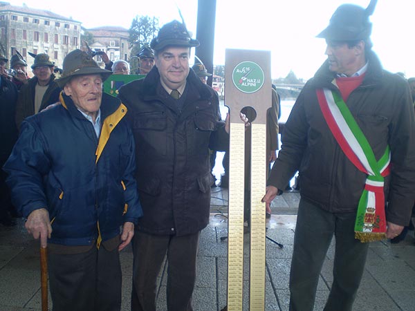 Sul Ponte degli Alpini la "stecca" saluta Bassano