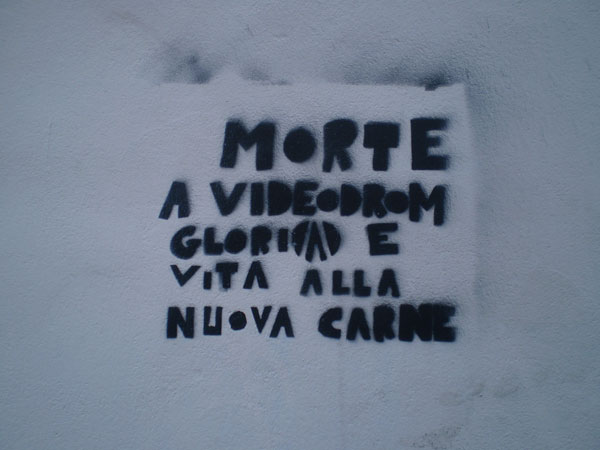 Un graffito del writer "pizzicato", su un muro di Vicolo XX Settembre