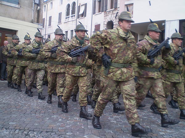 Sul Ponte degli Alpini la "stecca" saluta Bassano