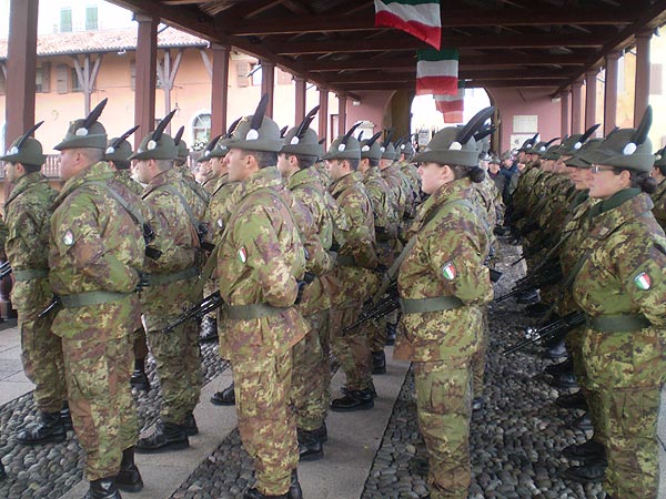 Sul Ponte degli Alpini la "stecca" saluta Bassano