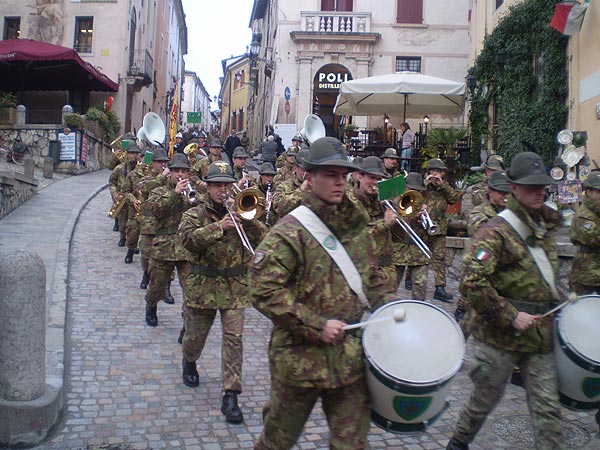 Sul Ponte degli Alpini la "stecca" saluta Bassano