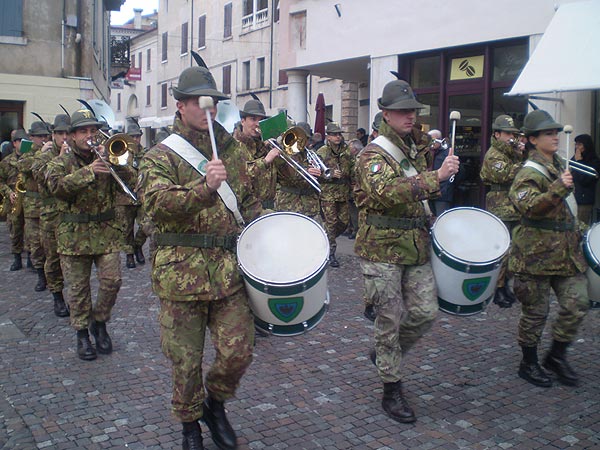 Sul Ponte degli Alpini la "stecca" saluta Bassano