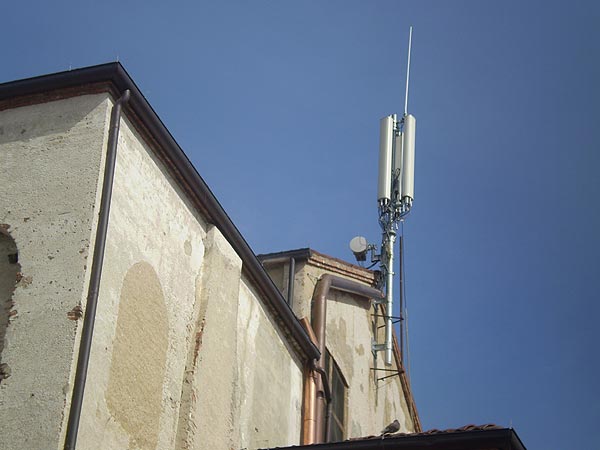 La stazione radio-base per telefonia cellulare sopra il Comando della Polizia Locale di Via Vittorelli 