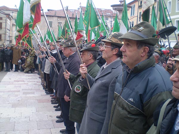 Sul Ponte degli Alpini la "stecca" saluta Bassano