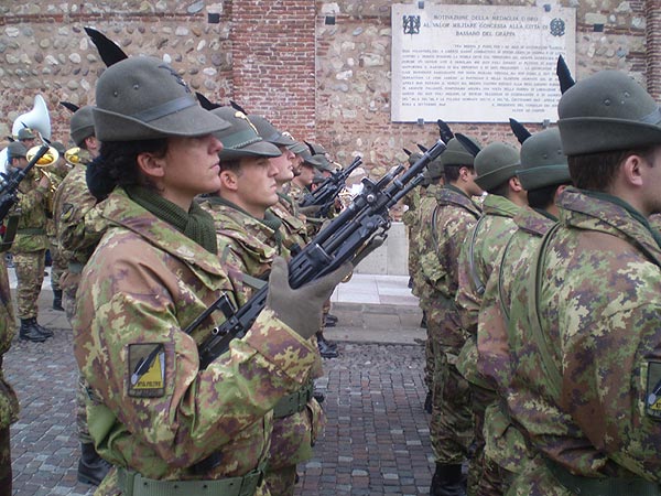 Sul Ponte degli Alpini la "stecca" saluta Bassano