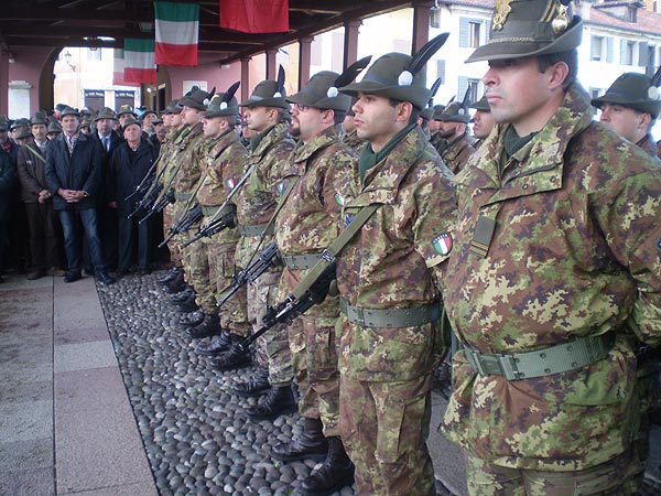 Sul Ponte degli Alpini la "stecca" saluta Bassano