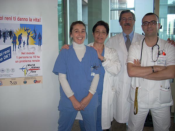 Il dott. Roberto Dell'Aquila con il suo staff durante la "Giornata del rene"