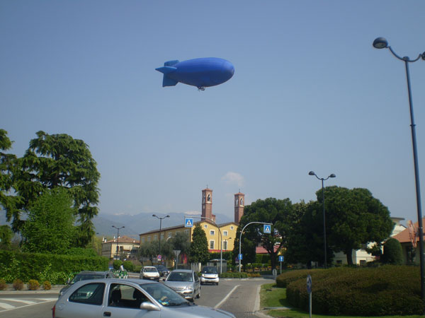 Quel grande “coso” blu nel cielo
