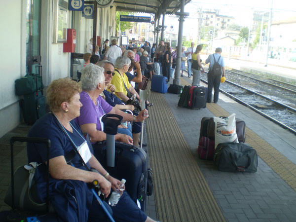 Un gruppo di pellegrini in attesa del treno