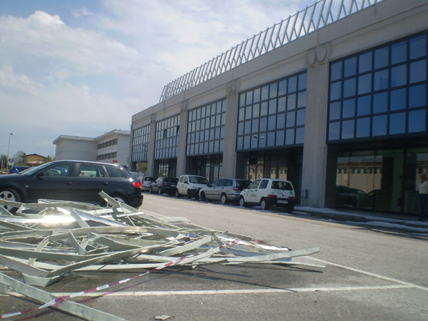Le lamiere del cornicione dei Metropolis Cinemas abbattute dal nubifragio di mercoledì