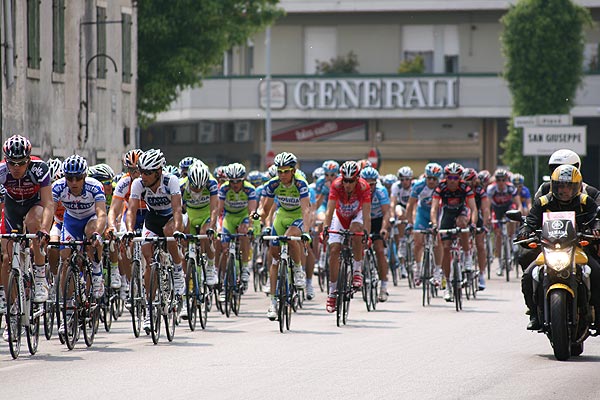 Il gruppo maglia rosa in transito in viale Venezia (foto Andrea Martinello)