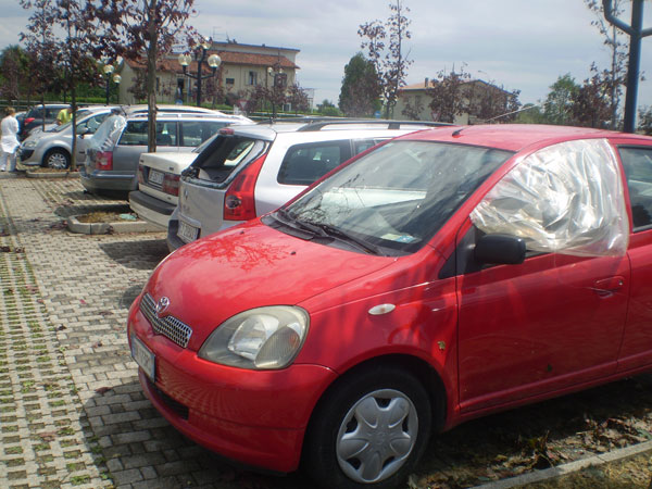 Le auto danneggiate dalla grandine del 27 maggio nel parcheggio dell'Ospedale San Bassiano