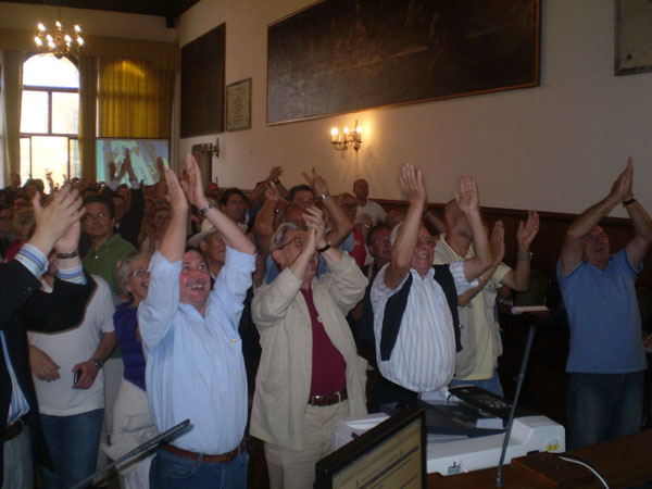I supporters di Stefano Cimatti esultano in Municipio alla proclamazione della vittoria