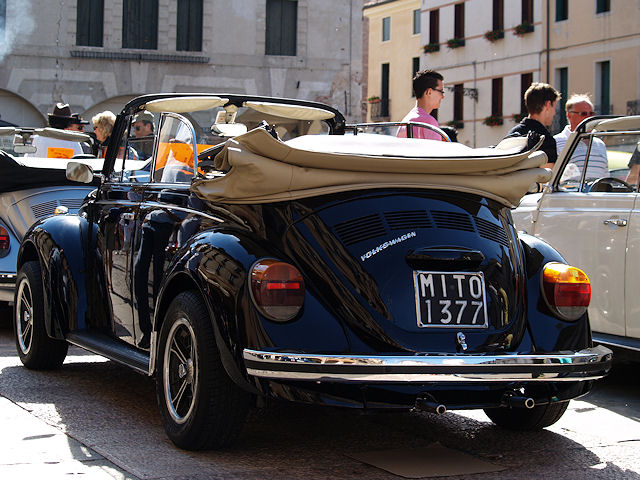 I Maggiolini Bassanesi colorano Piazza Libertà