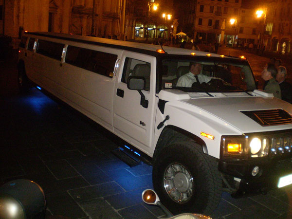 La "Limo H2" in sosta in Piazza Libertà