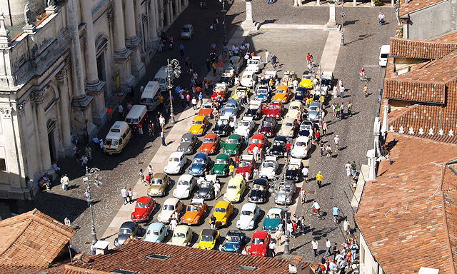 I Maggiolini Bassanesi colorano Piazza Libertà