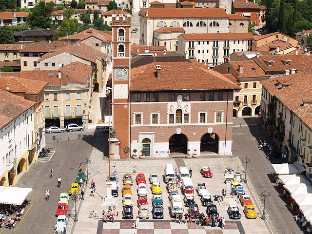I Maggiolini Bassanesi colorano Piazza Libertà