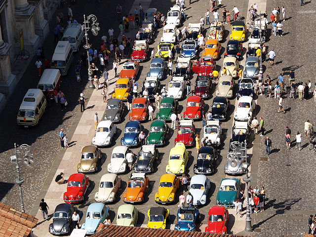I Maggiolini Bassanesi colorano Piazza Libertà