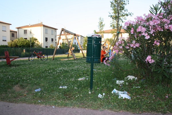Giocando tra i rifiuti...