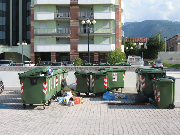 Rifiuti in Largo Perlasca