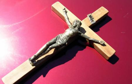 Bassano, il crocifisso non si tocca