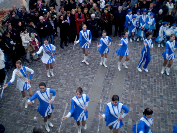 Salami, burrino, pesto e...majorettes