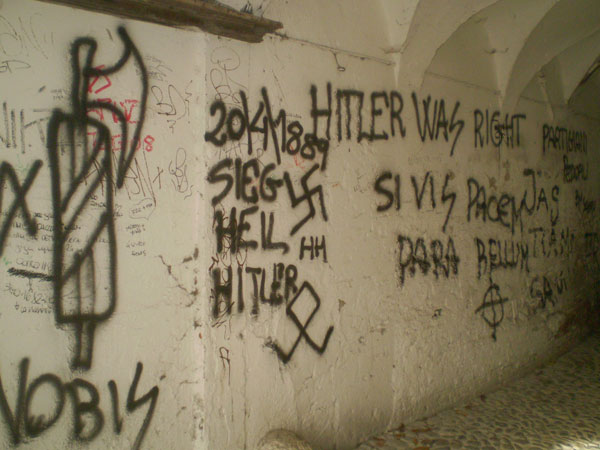 Imbrattato di scritte nazifasciste l'intero Volto di Via Pusterla