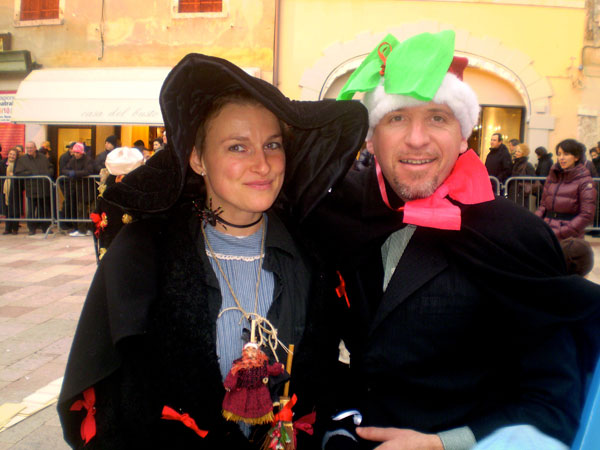 Befane a go-go in Piazza Garibaldi