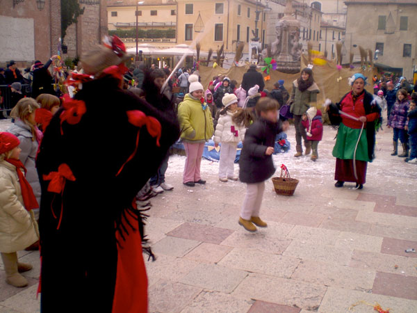 Befane a go-go in Piazza Garibaldi