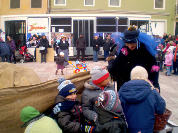 Befane a go-go in Piazza Garibaldi