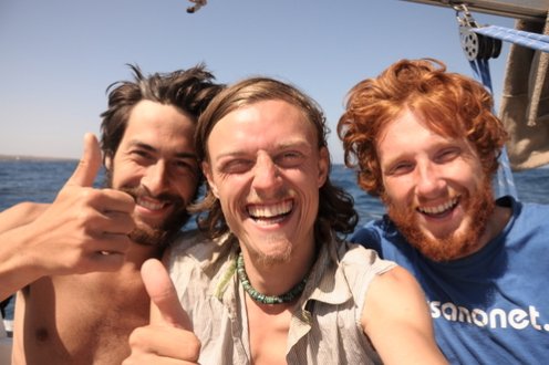 Benjamin, Raphael e Nicola Zolin (con la t-shirt di Bassanonet) in mezzo all'oceano