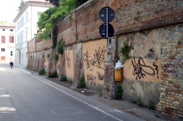 Passeggiata tra le immondizie lungo il Brenta