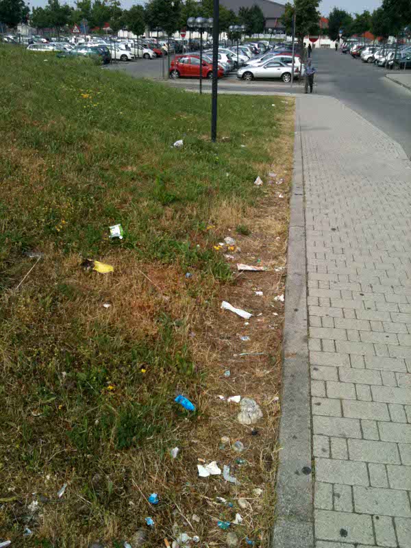 Rifiuti nel parcheggio dell’Ospedale San Bassiano