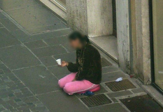 Accattoni, mendicanti e venditori abusivi: schermaglie in consiglio comunale