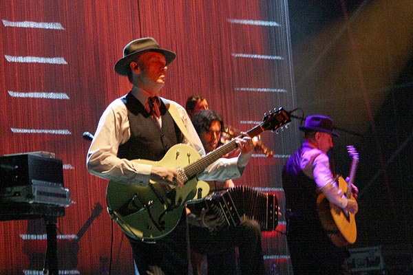 Il tango dei Gotan Project in Piazza degli Scacchi