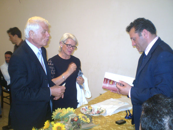 Gianni e Franca Fiorese col sindaco di MInervino Caroppo