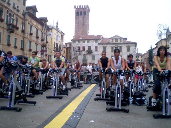 Spinning in piazza per la "Città della Speranza"