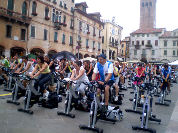 Spinning in piazza per la "Città della Speranza"