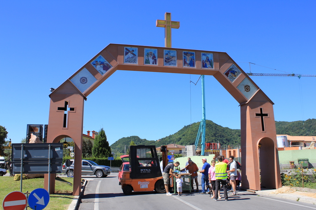 A Pove sorto il primo arco per le Feste del Cristo