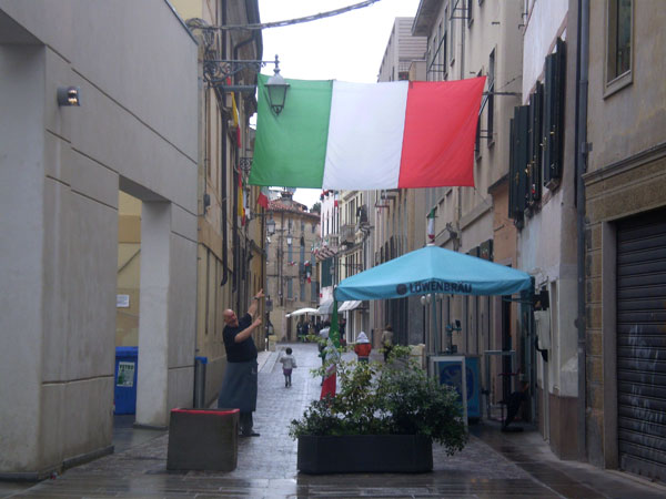 E in Via Museo spunta il bandierone