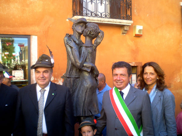 E ora il “bacin d'amor” ha anche la sua statua