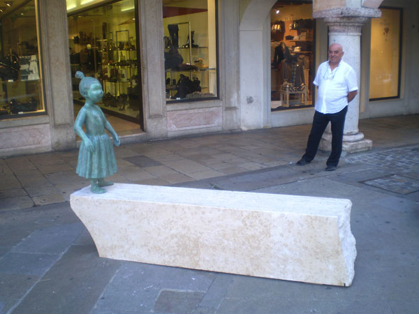 Gli spunta la statua davanti al negozio